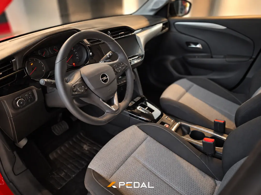 کابین داخلی خودروی اوپل کورسا (Opel Corsa) با فرمان و صندلی‌های خاکستری