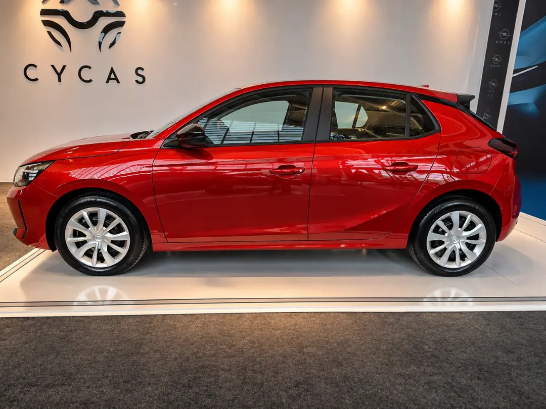 خودرو هاچ‌بک اوپل کورسا (Opel Corsa) قرمز رنگ در نمایشگاه