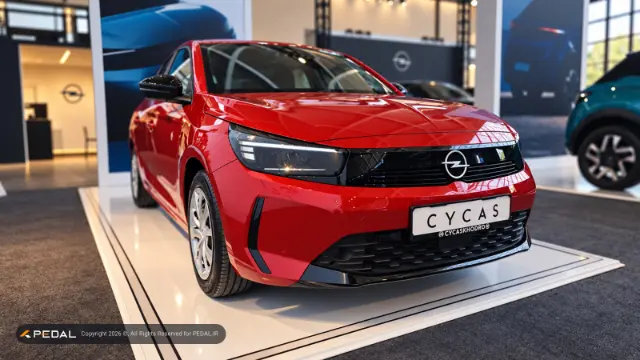خودروی قرمز رنگ اوپل کورسا (Opel Corsa) در نمایشگاه خودرو