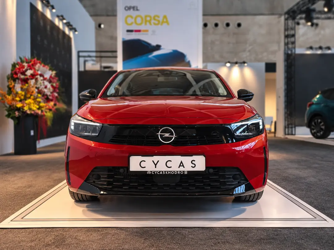 خودروی قرمز رنگ اوپل کورسا (Opel Corsa) در مراسم رونمایی در تهران