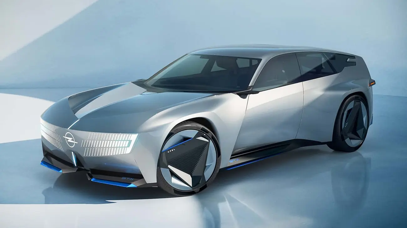 استیشن واگن اوپل (Opel) STX با طراحی مدرن و بدنه نقره‌ای