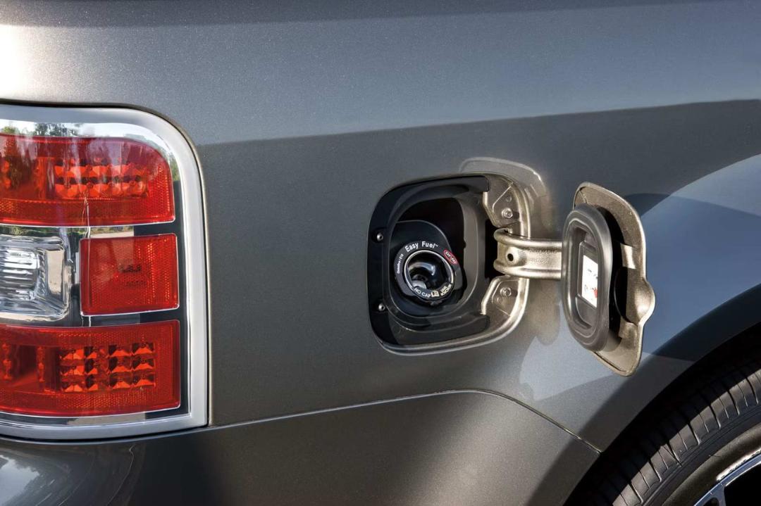 درپوش باز باک بنزین (Fuel Cap) در بدنه خاکستری خودرو