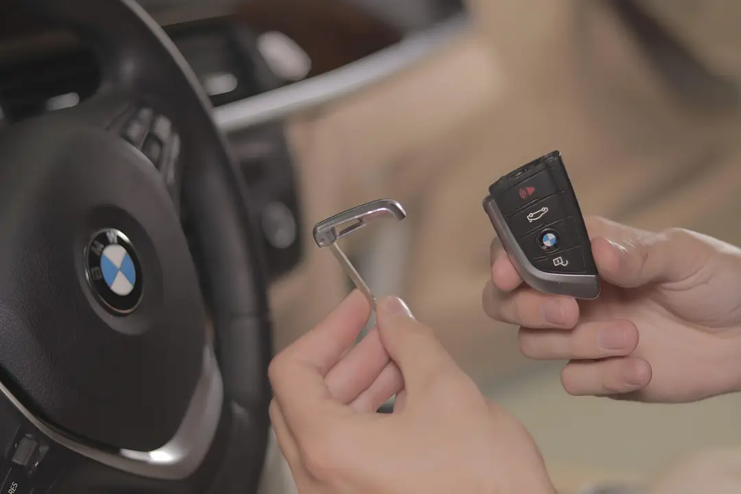 ریموت خودرو (Car Key Fob) در حال باز شدن با یک ابزار فلزی کوچک