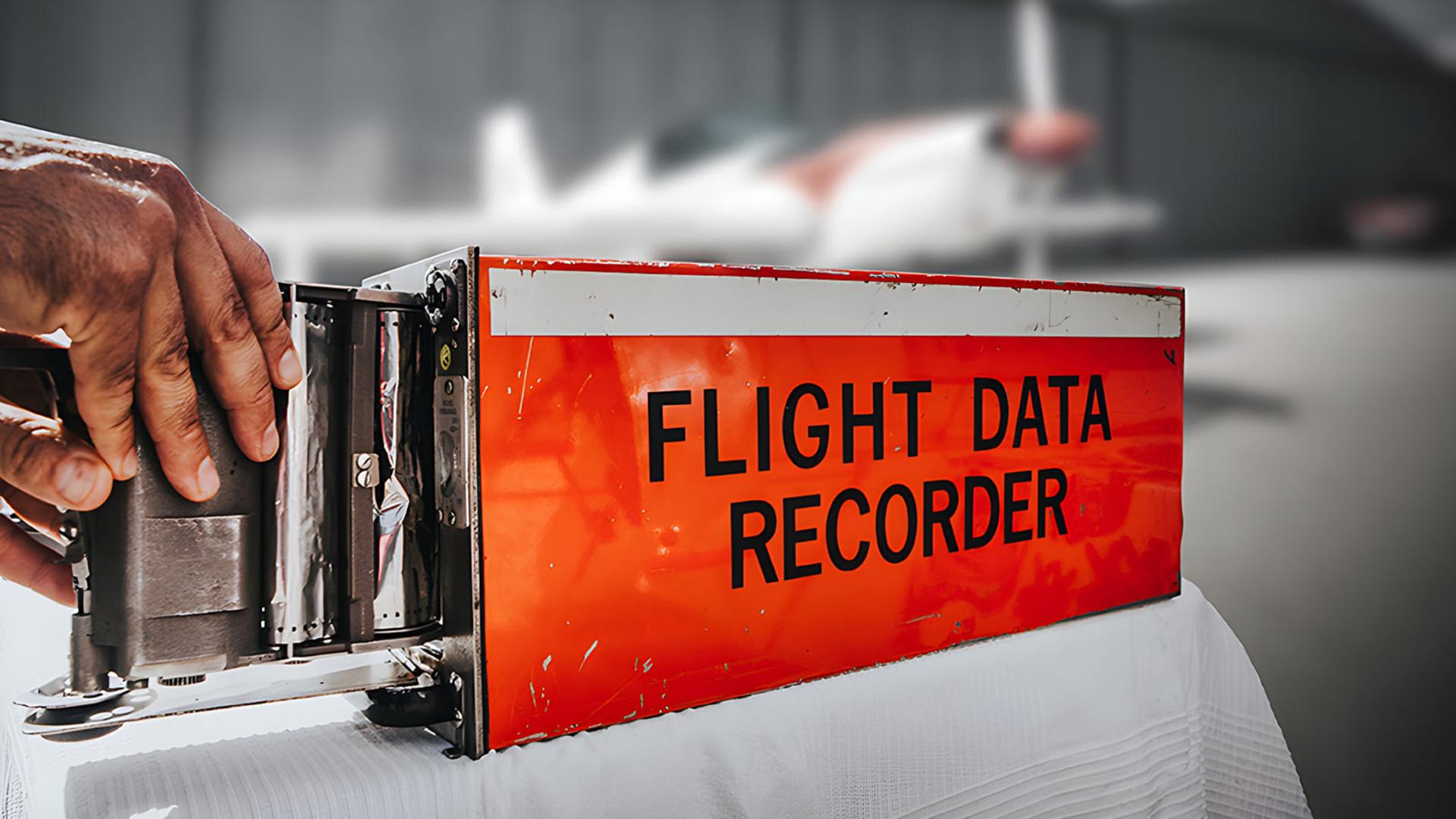 جعبه سیاه هواپیما (Flight Data Recorder) با بدنه نارنجی پررنگ