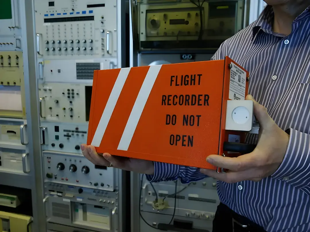 جعبه سیاه هواپیما (Flight Recorder) با رنگ نارنجی و نوارهای سفید