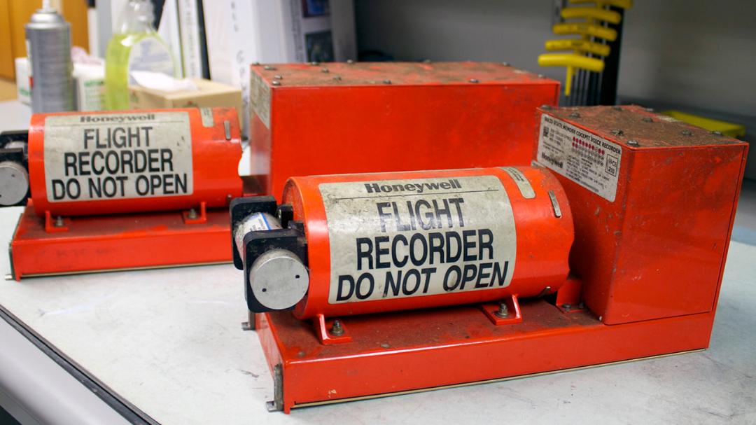 جعبه سیاه (Flight Recorder) نارنجی رنگ برند هانی‌ول (Honeywell) روی میز