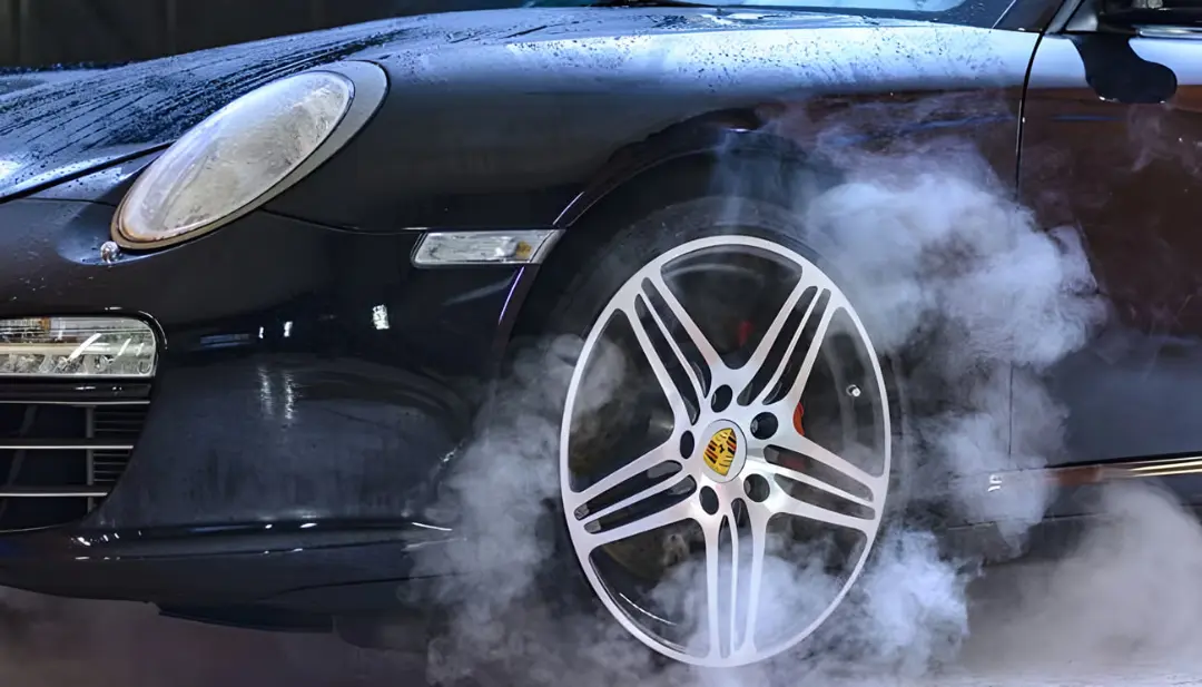 دود برخاسته از ترمز خودرو پورشه (Porsche) به دلیل گرمای زیاد