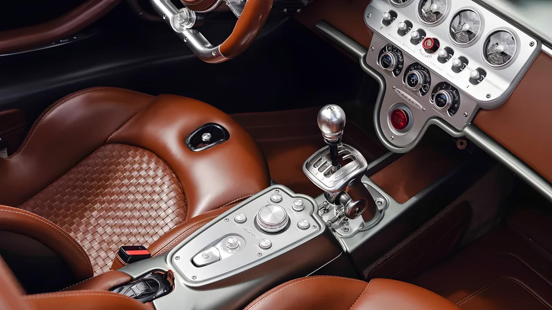 کابین و داشبورد لوکس خودروی پاگانی (Pagani) با صندلی‌های چرمی قهوه‌ای