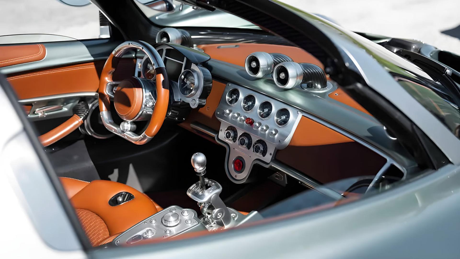 کابین لوکس و طراحی داخلی خودروی سوپر اسپرت پاگانی (Pagani) با چرم قهوه‌ای و قطعات فلزی