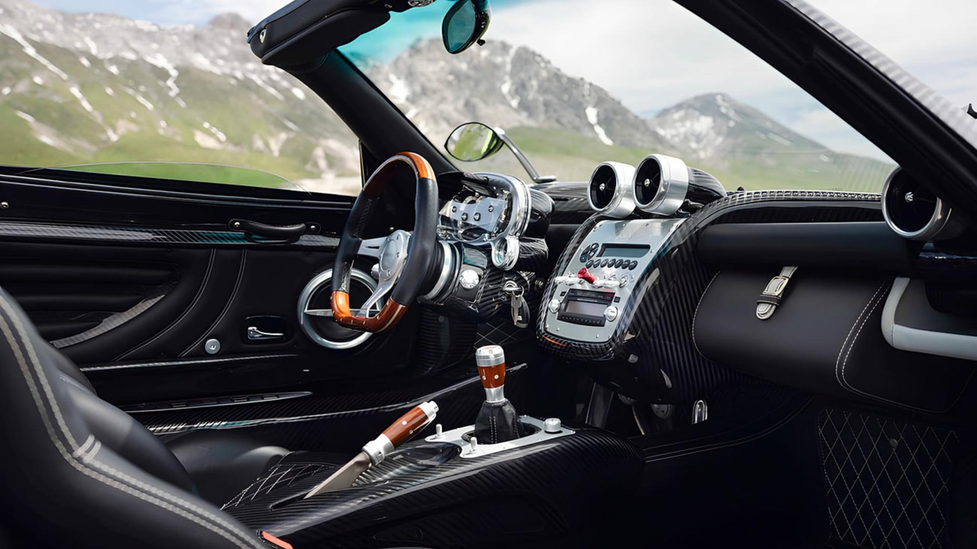 کابین لوکس و فیبر کربن خودروی سوپر اسپرت پاگانی (Pagani) با طراحی کلاسیک