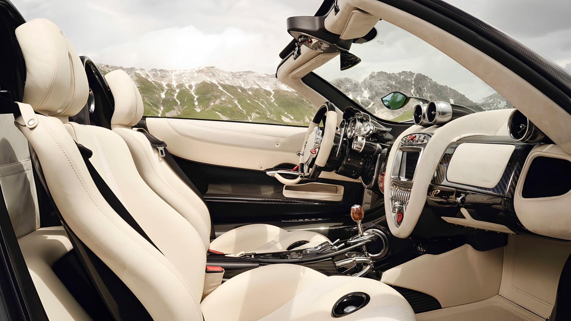 کابین لوکس و مدرن خودروی سوپر اسپرت پاگانی (Pagani) با صندلی‌های چرمی سفید