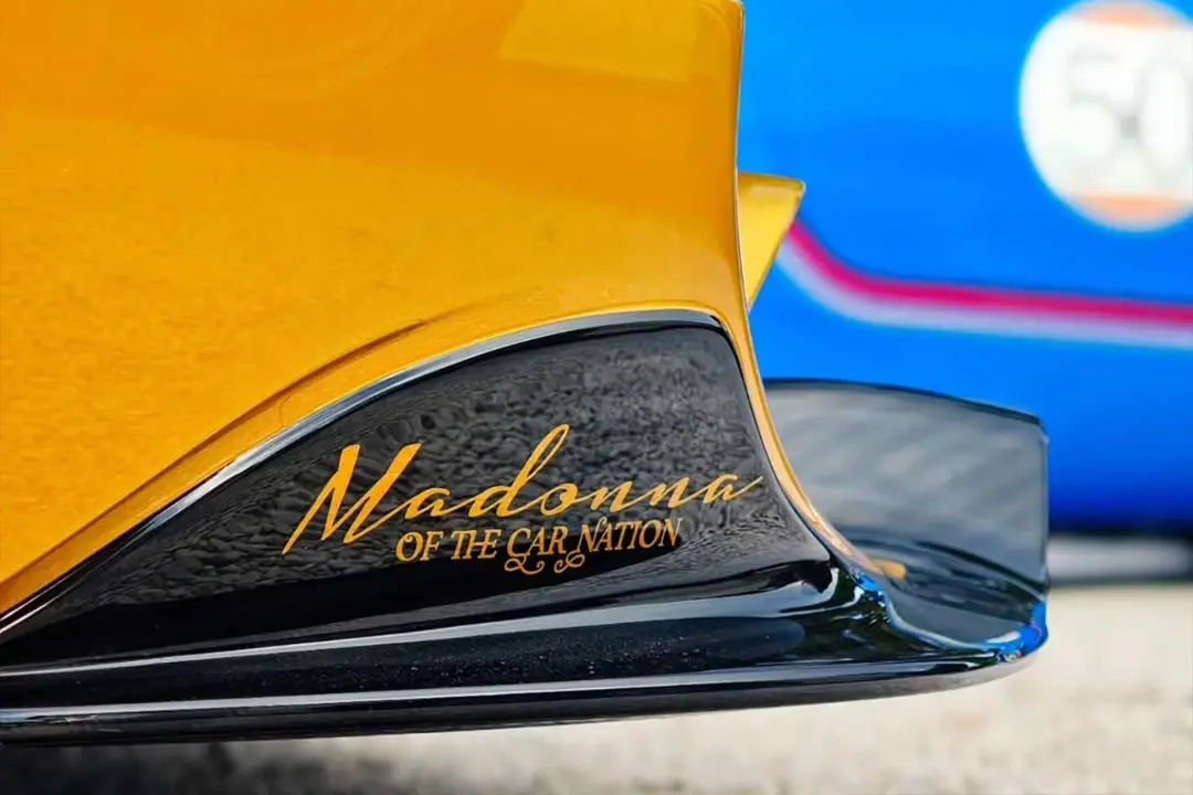 لوگوی طلایی Madonna of the Car Nation روی بدنه زرد خودرو