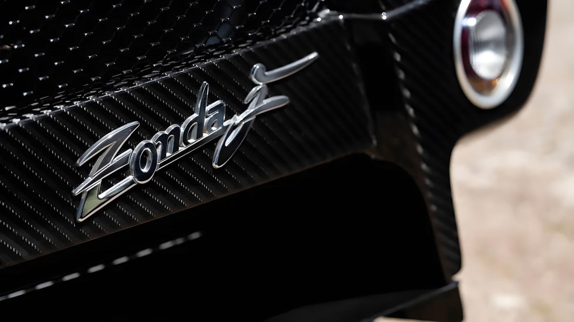 لوگوی فلزی مدل زوندا اف (Zonda F) روی بدنه فیبر کربن خودرو