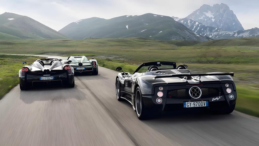خودروهای پاگانی (Pagani) مدل زوندا، هوایرا و یوتوپیا در حال حرکت در جاده‌ای کوهستانی