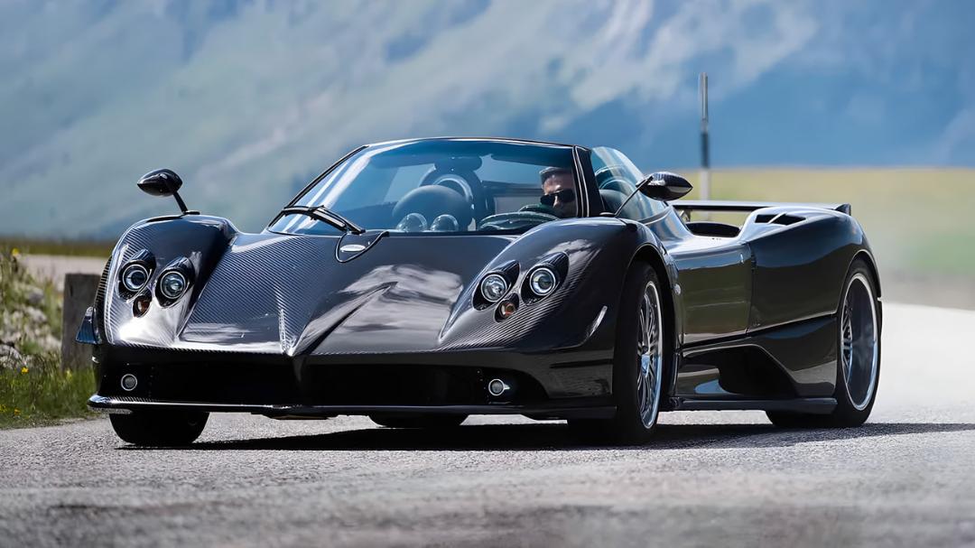 خودرو سوپر اسپرت پاگانی زوندا (Pagani Zonda) در حال حرکت در جاده