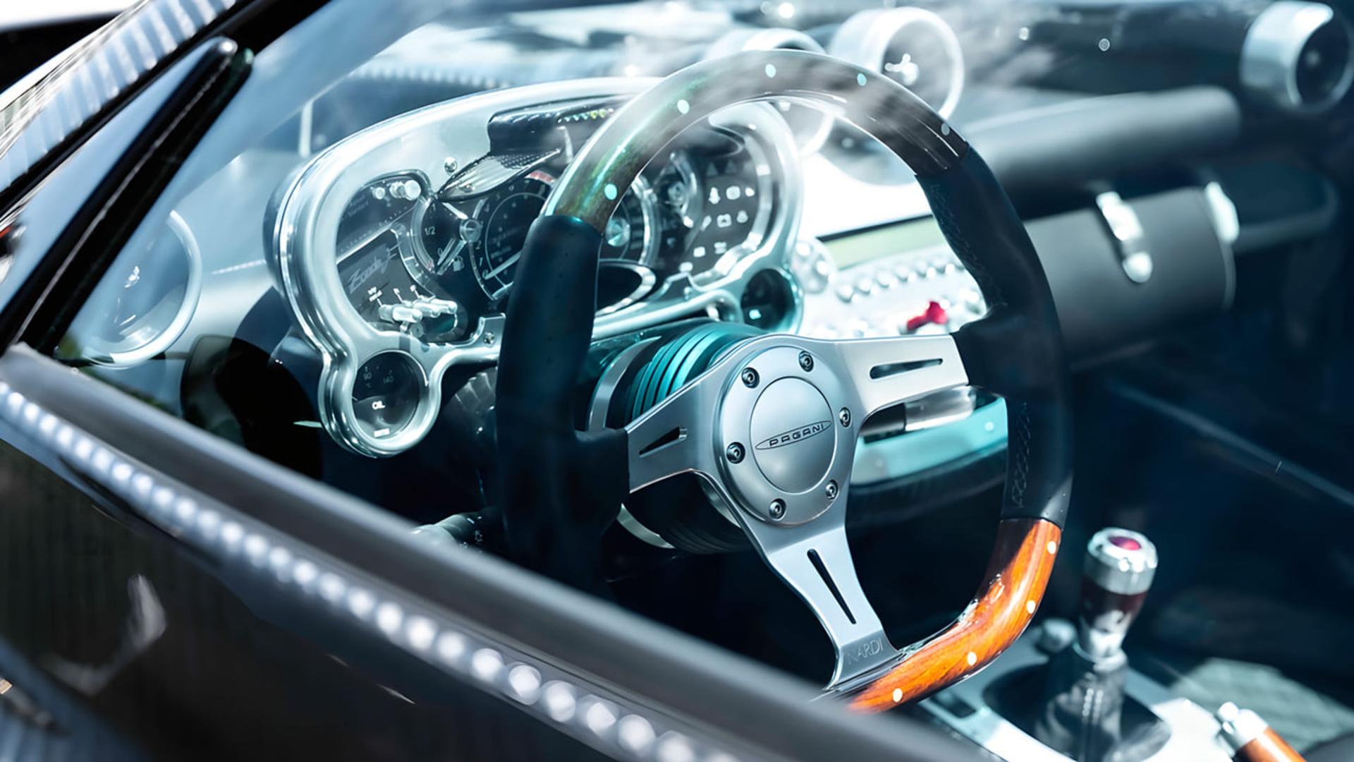 نمای نزدیک از فرمان و داشبورد خودروی لوکس پاگانی زوندا (Pagani Zonda)