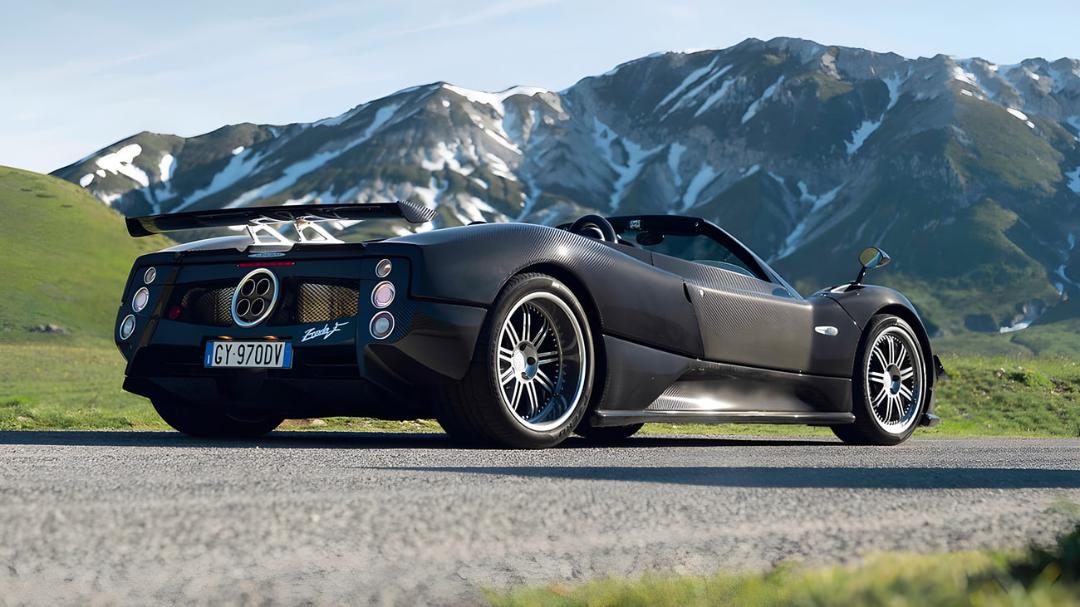 خودرو رودستر پاگانی زوندا (Pagani Zonda) در جاده‌ای کوهستانی با پس‌زمینه کوه‌ها