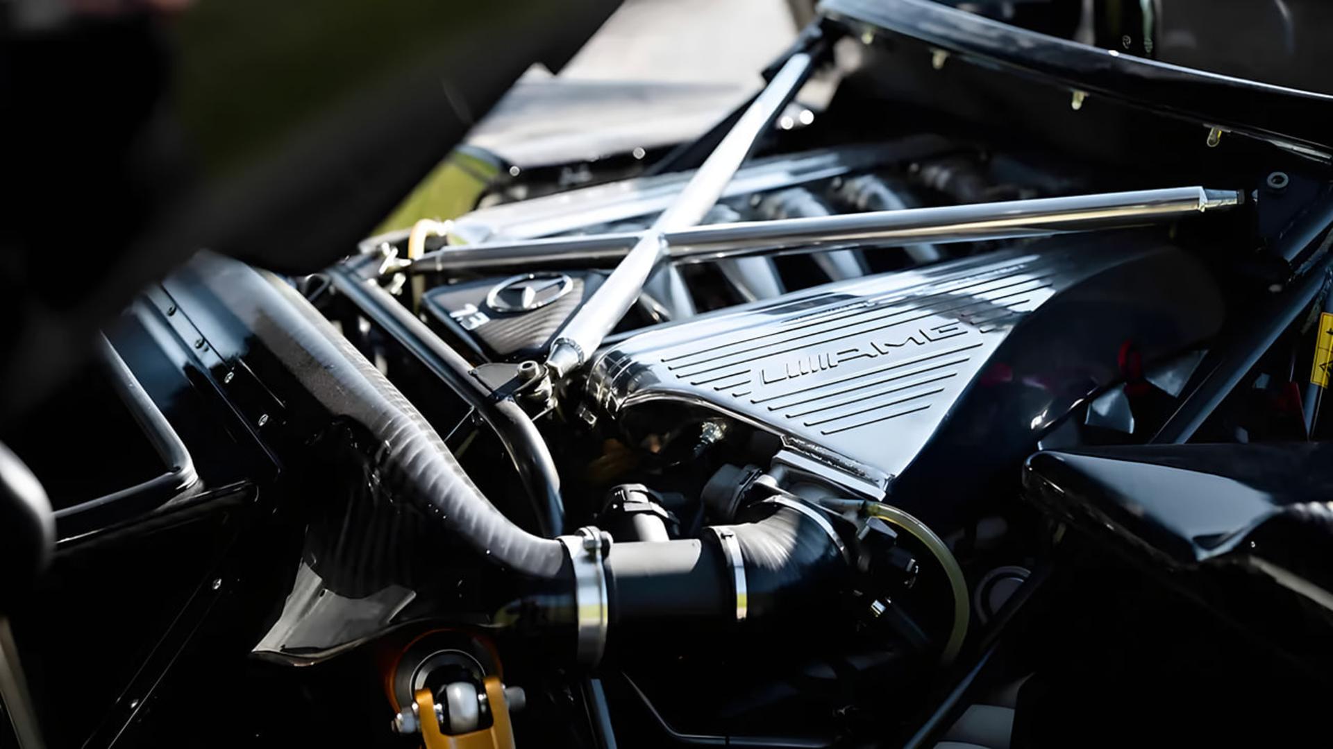 موتور قدرتمند خودروی مرسدس بنز (Mercedes-Benz) با نشان AMG