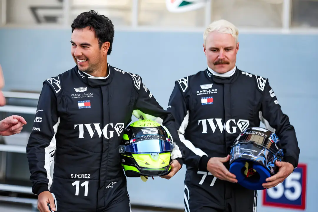 سرجیو پرز (Sergio Perez) و والتری بوتاس (Valtteri Bottas) با لباس تیم کادیلاک در پیست مسابقه