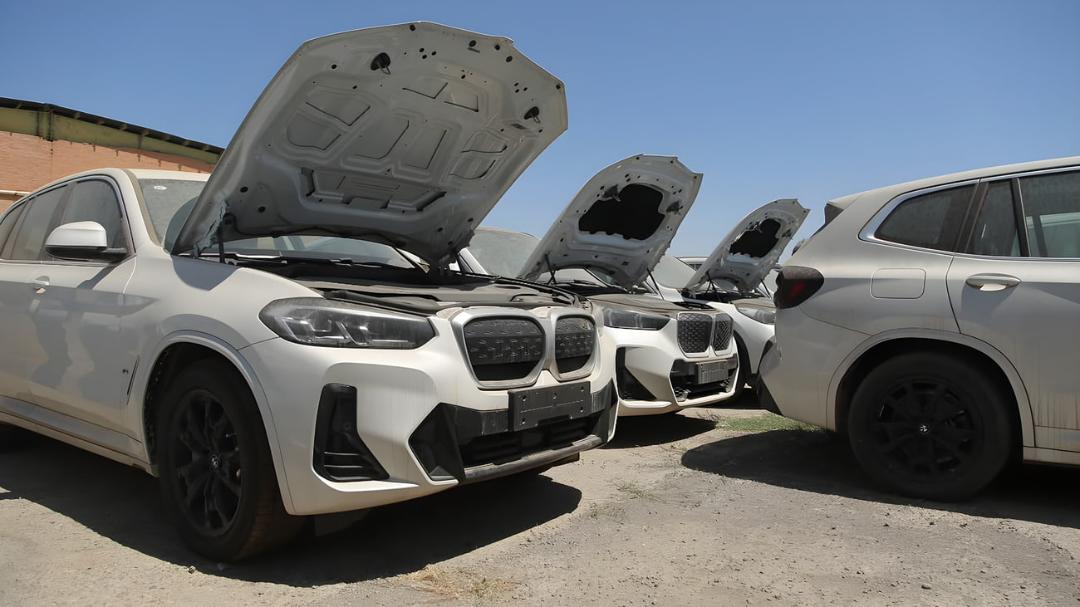 خودروهای برقی بی ام دبلیو (BMW) با کاپوت باز در محوطه