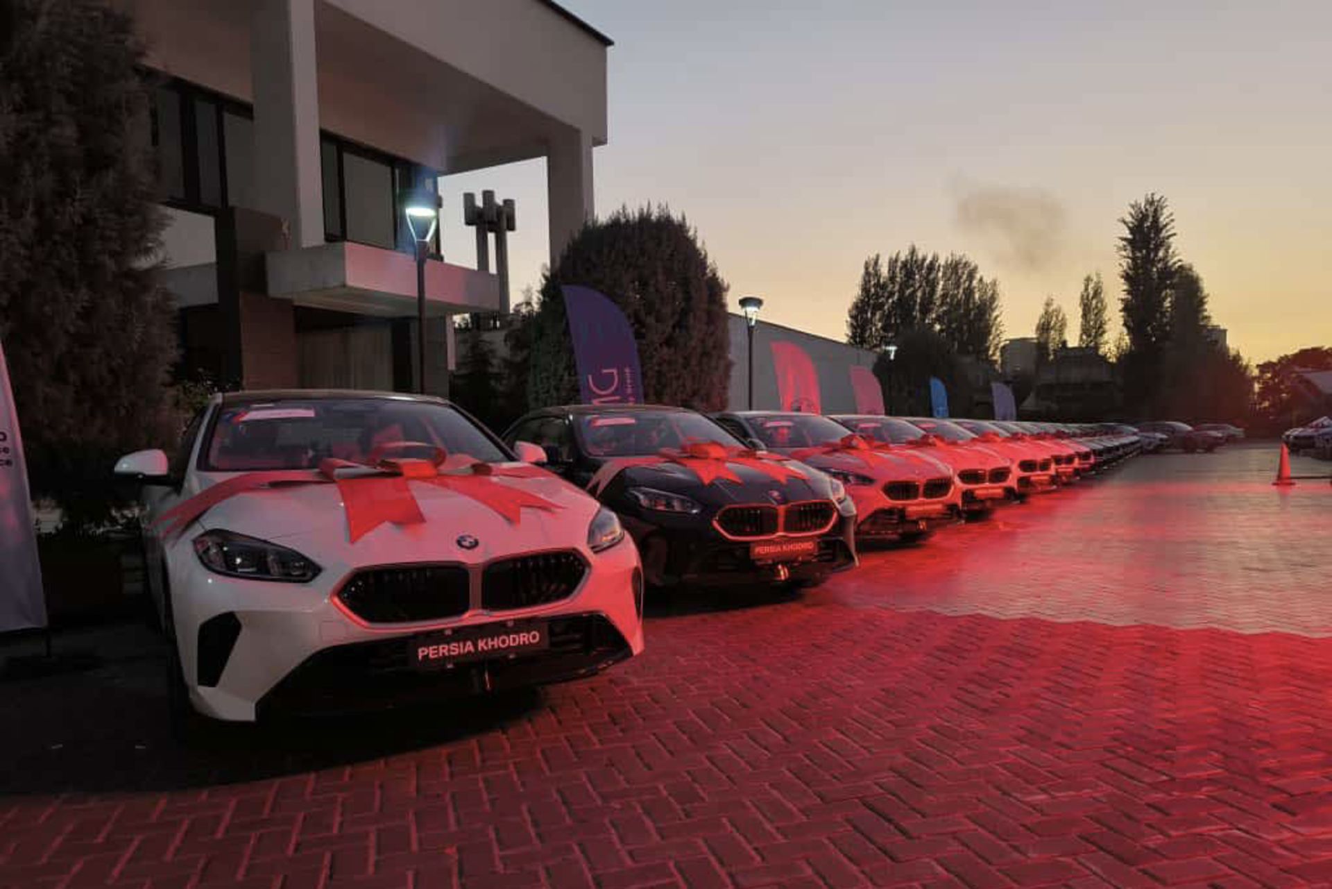 تحویل خودروهای ب ام و پرشیاخودرو