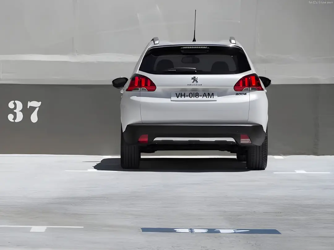 نمای عقب خودروی سفید رنگ پژو (Peugeot 2008) در فضای باز