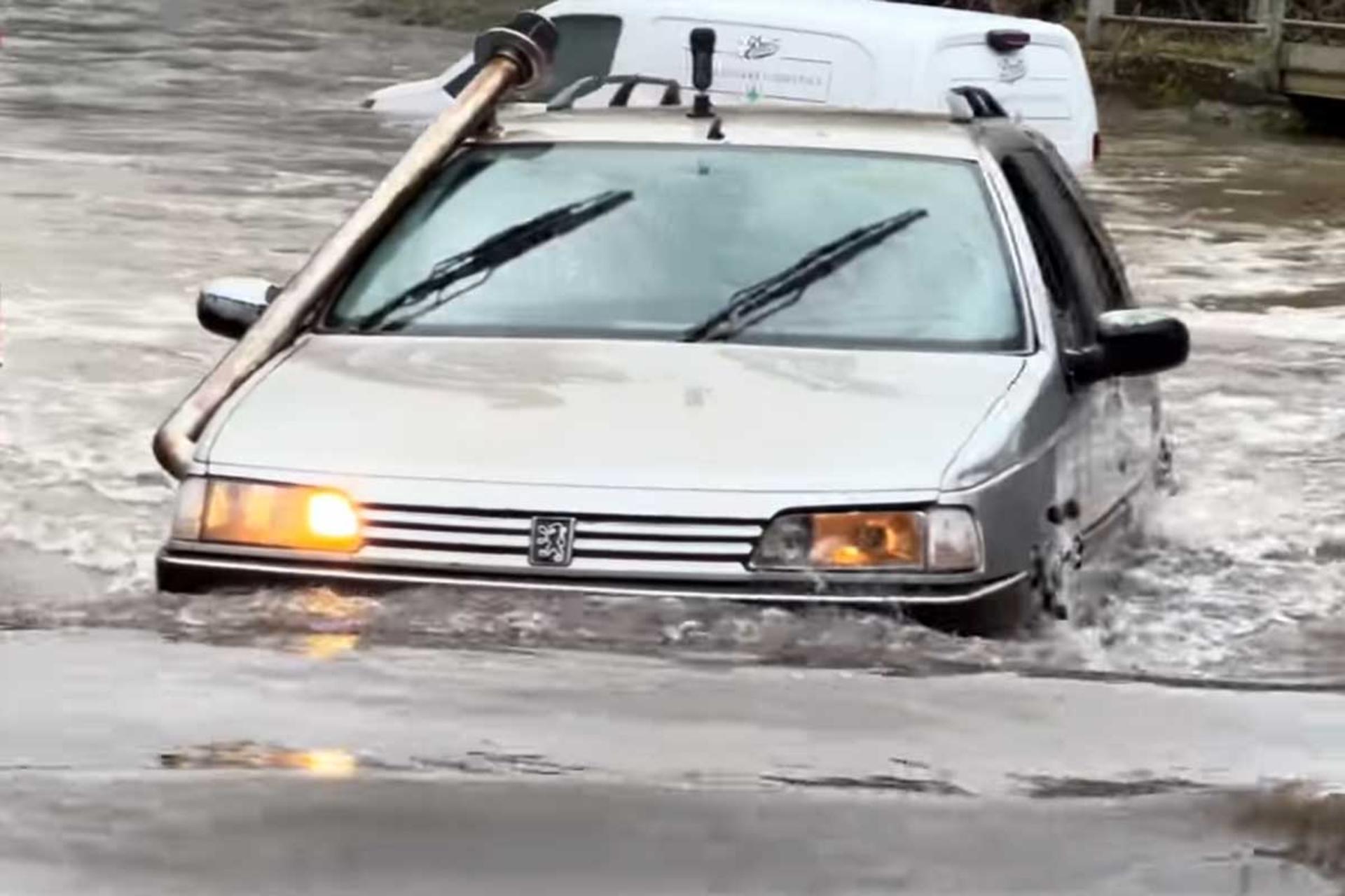 عبور پژو 405 از سیلاب