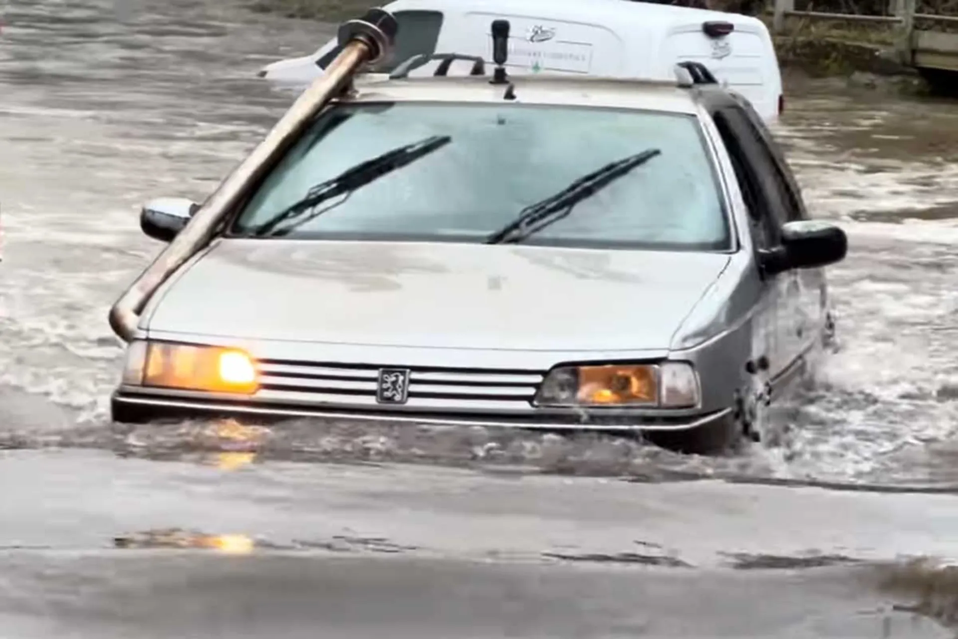 عبور پژو 405 از سیلاب