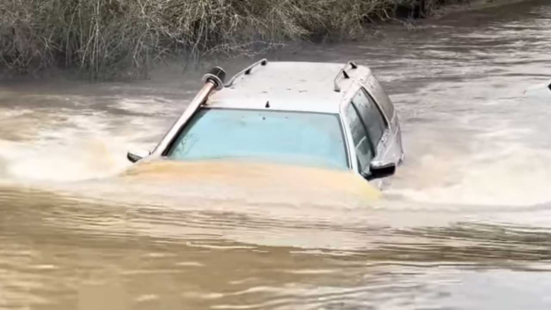 عبور پژو 405 از سیلاب