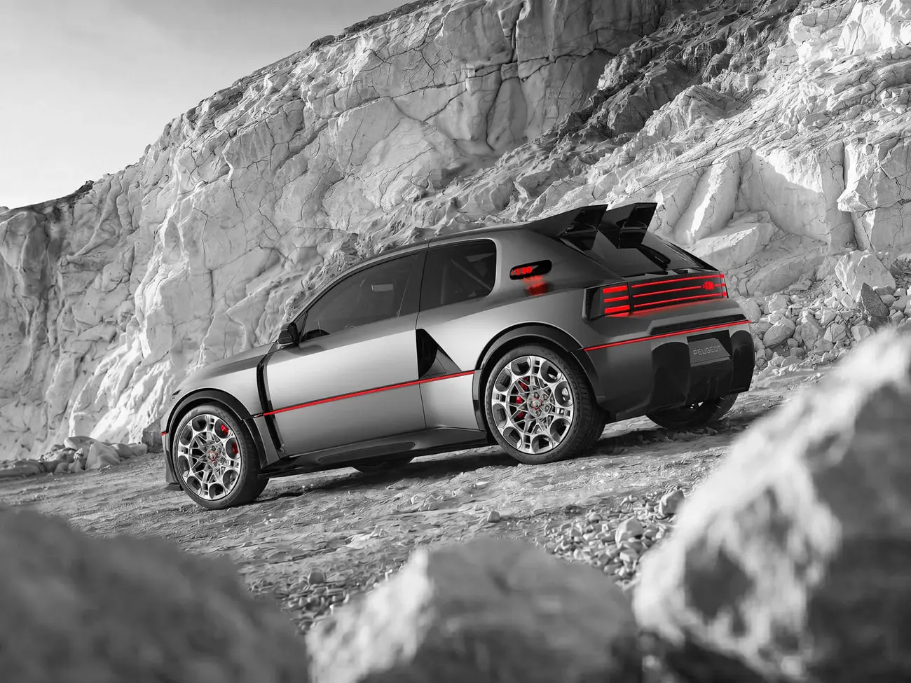 خودروی مفهومی پژو (Peugeot) با طراحی مدرن در محیط کوهستانی