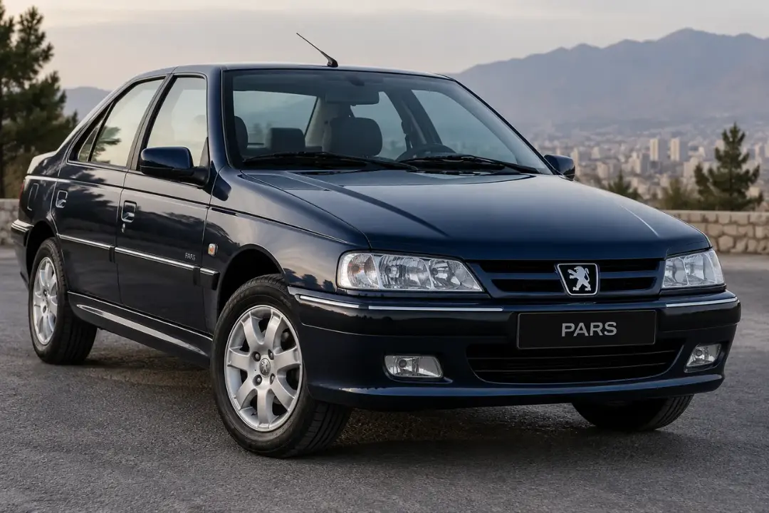 خودرو پژو پارس (Peugeot Pars) با رنگ آبی تیره در فضای باز