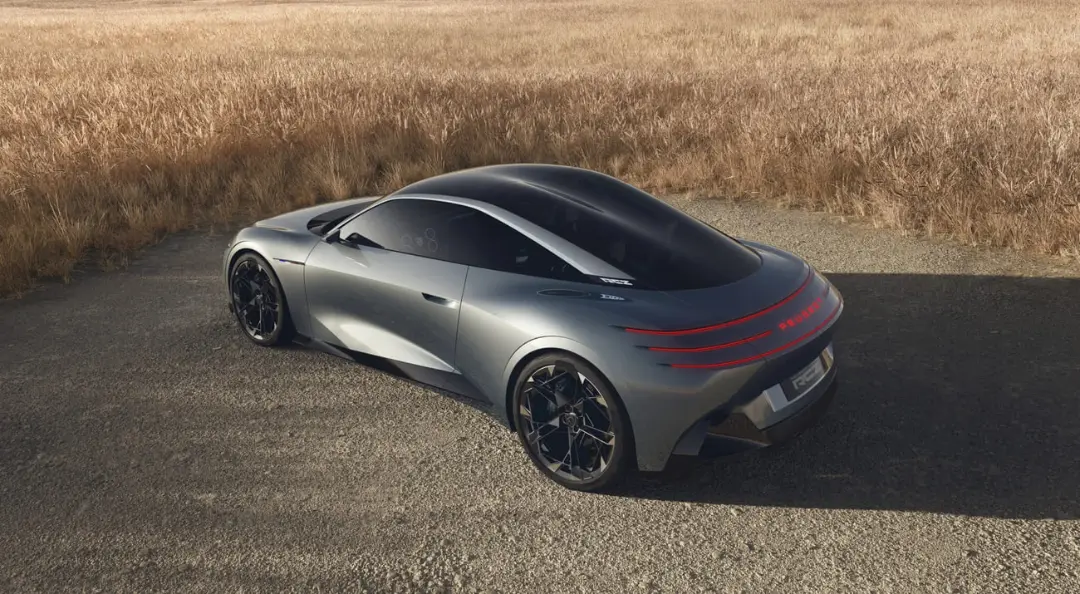 خودرو مفهومی پژو RCZ ویژن (Peugeot RCZ Vision) با بدنه خاکستری در فضای باز