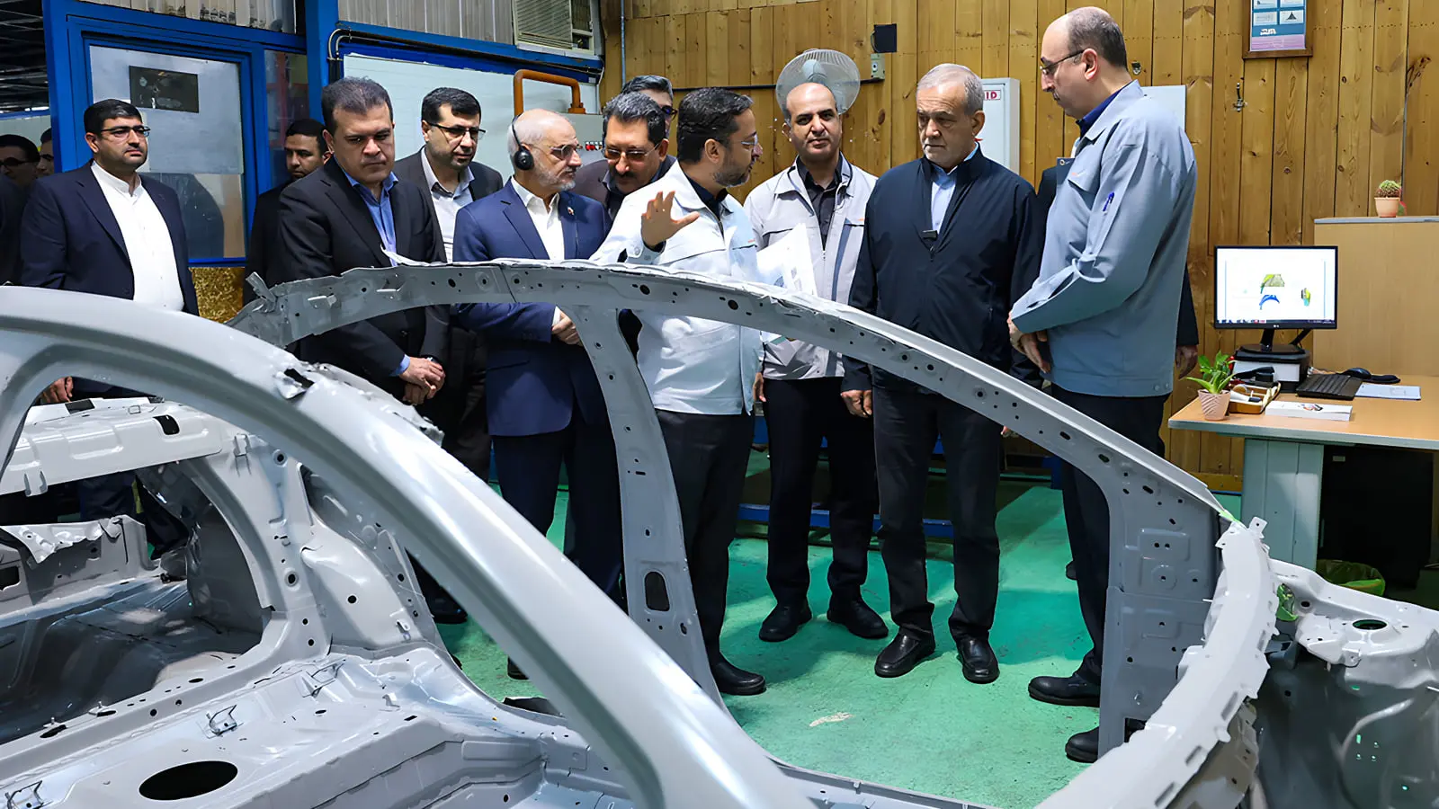 پزشکیان (رئیس جمهور) در حال بازدید از بدنه خودرو در کارخانه سایپا