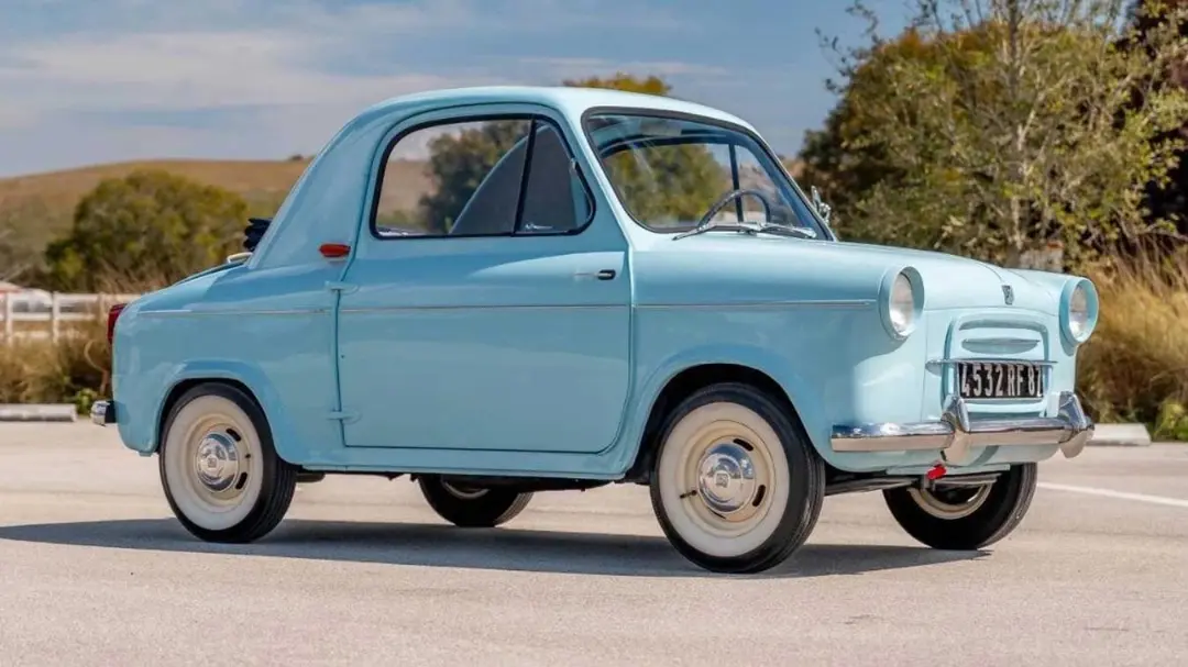 خودروی آبی رنگ وسپا ۴۰۰ (Vespa 400) مدل ۱۹۵۹ در فضای باز