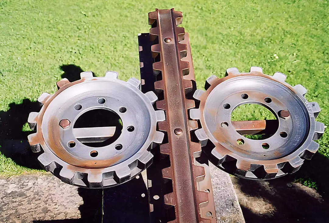 چرخ‌دنده و ریل دنده‌دار (Rack and Pinion) برای حرکت در شیب تند