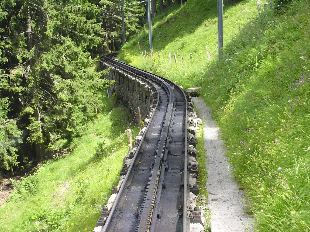 ریل‌های دنده‌ای قطار پیلاتوس (Pilatus Railway) در مسیر شیب‌دار کوهستانی