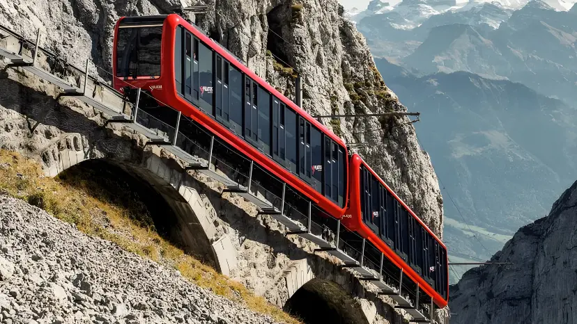 قطار پیلاتوس (Pilatus) در حال حرکت روی ریل‌های شیب‌دار در کوهستان سوئیس