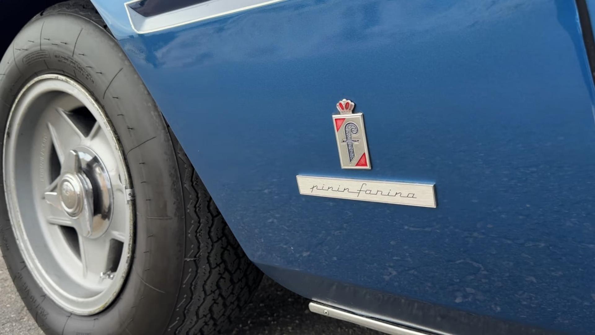 لوگوی پینین‌فارینا (Pininfarina) روی بدنه آبی رنگ خودروی کلاسیک