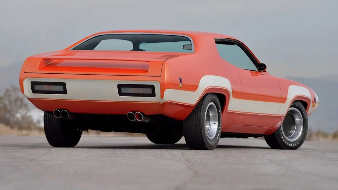 خودروی عضلانی پلیموث رود رانر (Plymouth Road Runner) RTS با رنگ نارنجی و سفید