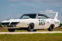 خودروی سفید پلیموث همی سوپربرد (Plymouth Hemi Superbird) مدل ۱۹۷۰ در فضای باز