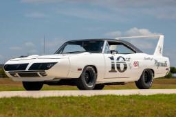 خودروی سفید پلیموث همی سوپربرد (Plymouth Hemi Superbird) مدل ۱۹۷۰ در فضای باز