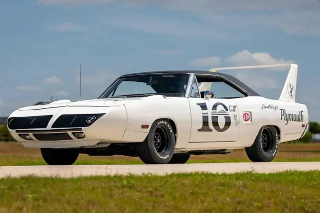 خودروی سفید پلیموث همی سوپربرد (Plymouth Hemi Superbird) مدل ۱۹۷۰ در فضای باز