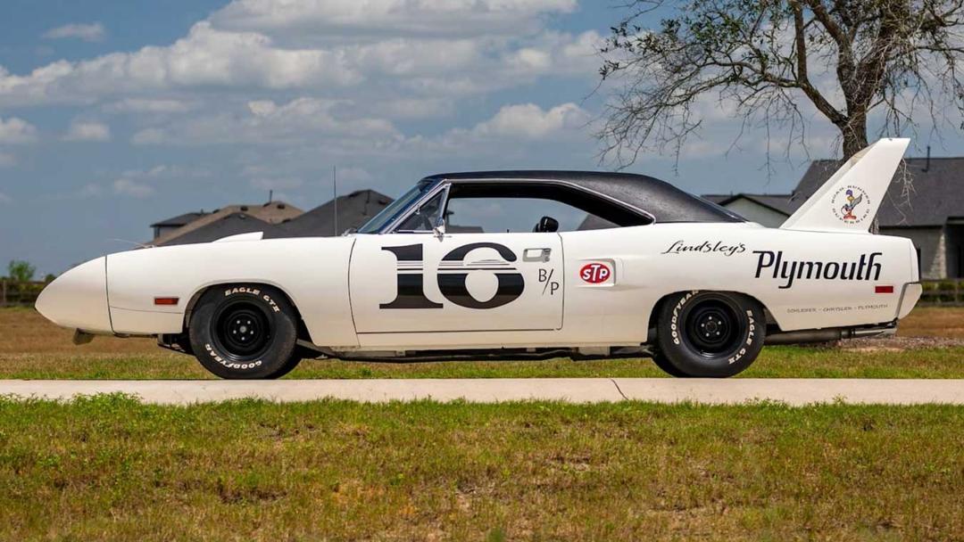 خودروی پلیموت سوپربرد (Plymouth Superbird) مدل ۱۹۷۰ با بال عقب بزرگ