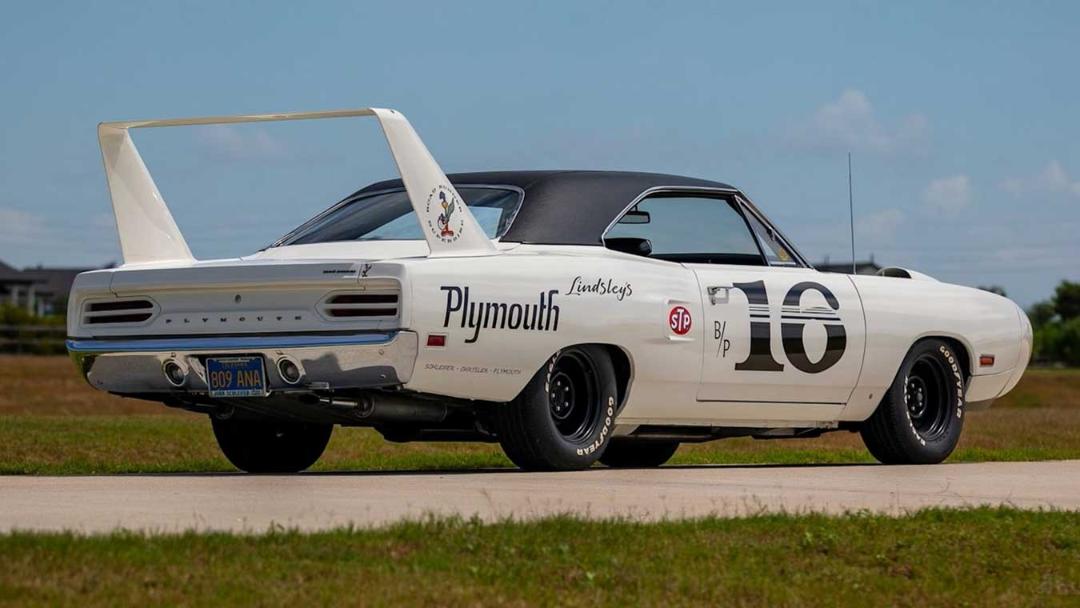 خودروی پلیموث سوپربرد (Plymouth Superbird) مدل ۱۹۷۰ با بال عقب بزرگ