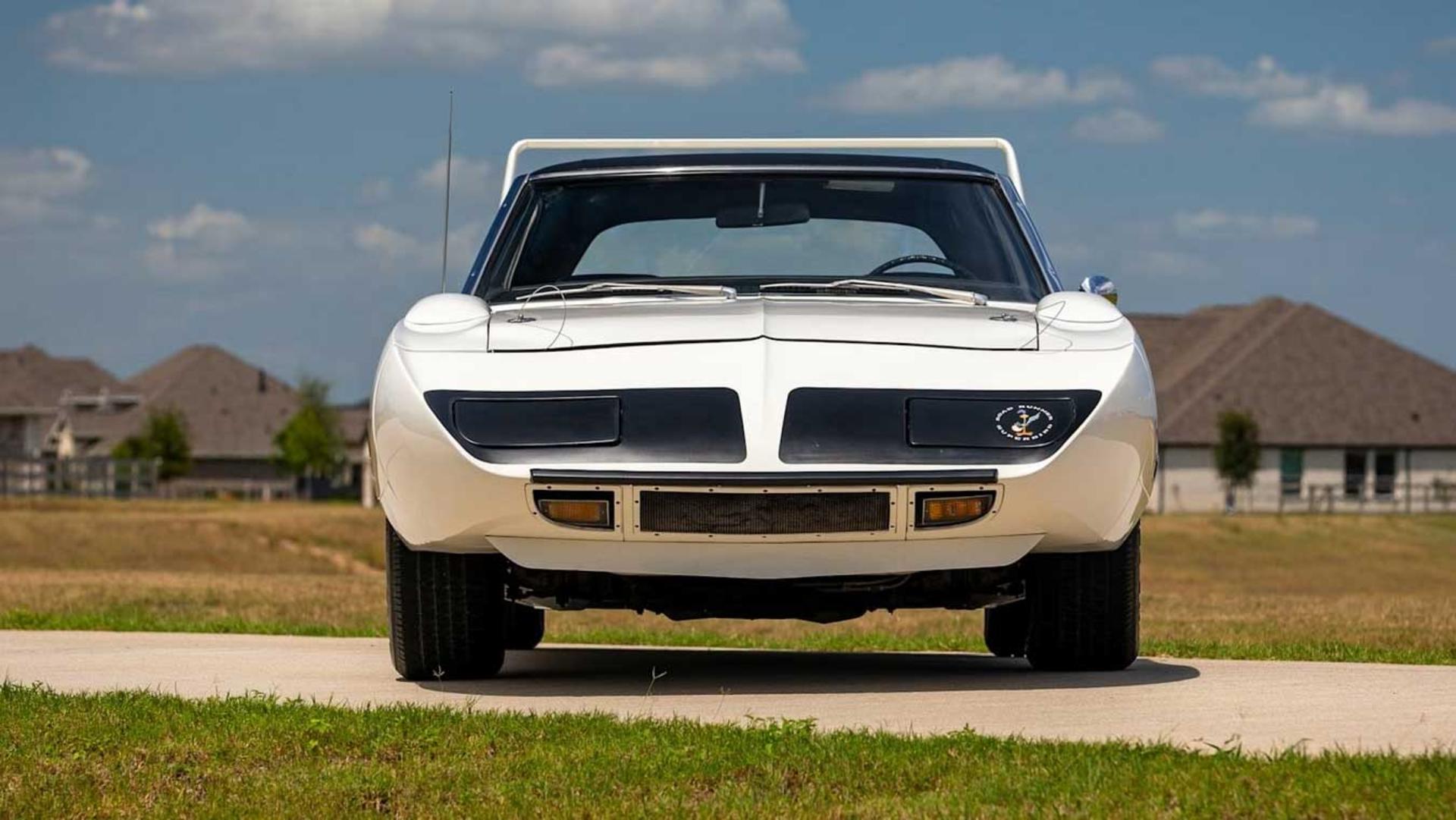 خودروی سفید پلیموث سوپربرد (Plymouth Superbird) مدل ۱۹۷۰ در فضای باز