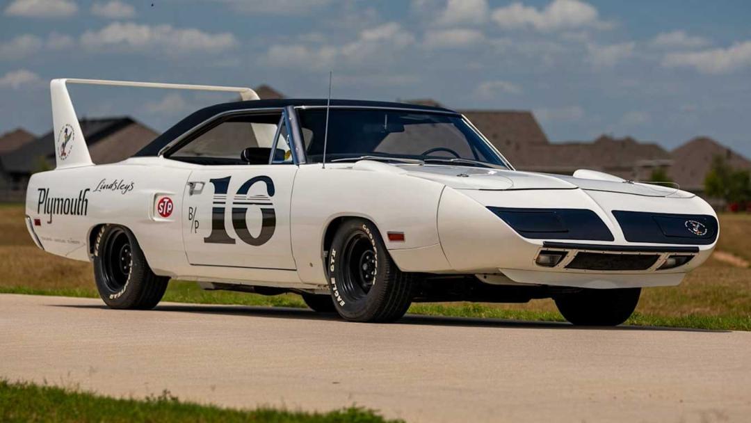 خودروی سفید پلیموث همی سوپربرد (Plymouth Hemi Superbird) مدل ۱۹۷۰ با بال عقب بزرگ