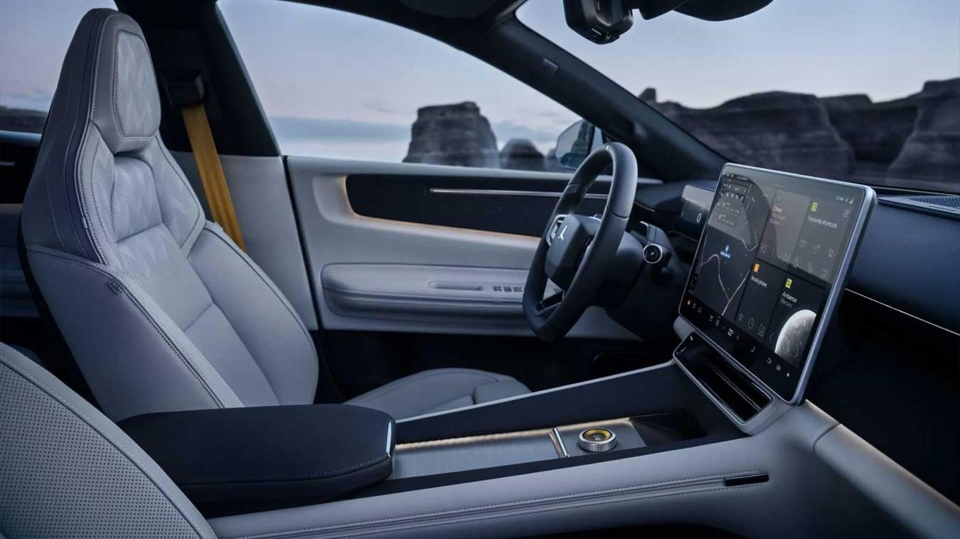 کابین خودروی پولستار ۴ (Polestar 4) با صندلی‌های چرمی روشن و نمایشگر دیجیتال بزرگ