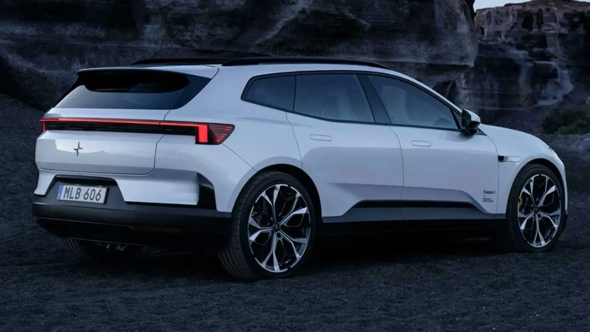 شاسی‌بلند پولستار ۴ (Polestar 4) سفید در محیط کوهستانی