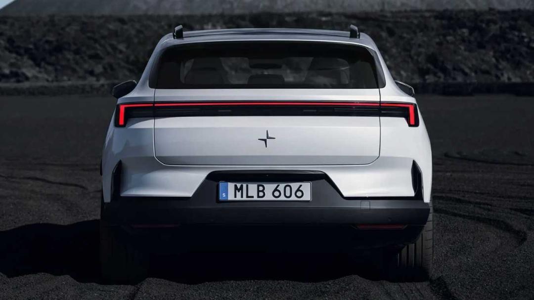 نمای عقب شاسی‌بلند پولستار ۴ (Polestar 4) با چراغ‌های خطی قرمز