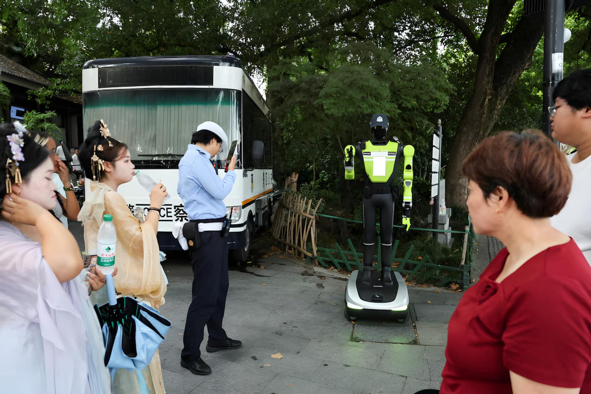 ربات پلیس (Police Robot) در کنار افسر پلیس در یک تقاطع شهری